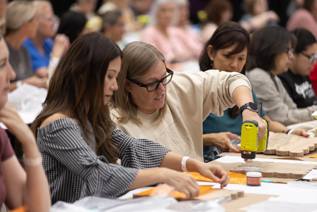 Crafters using Scorch Marker products at the Pinners Conference