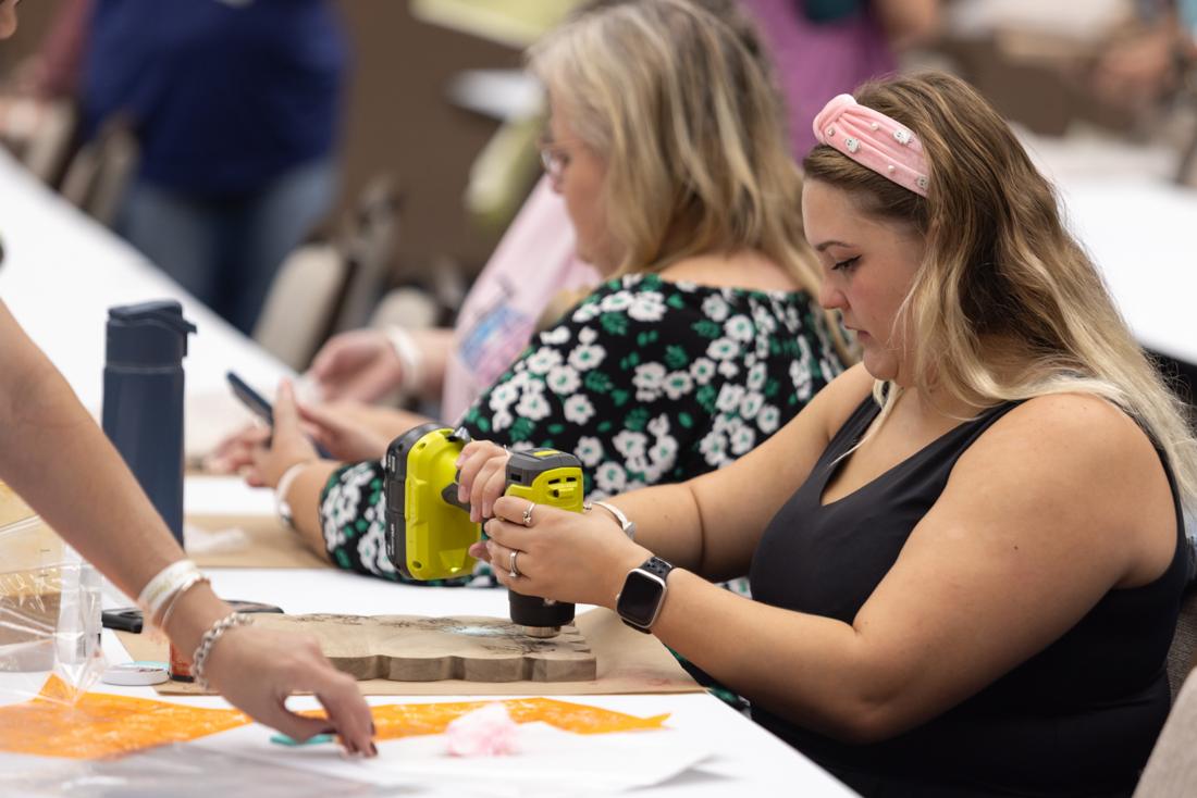 Crafters using Scorch Marker products at the Pinners Conference